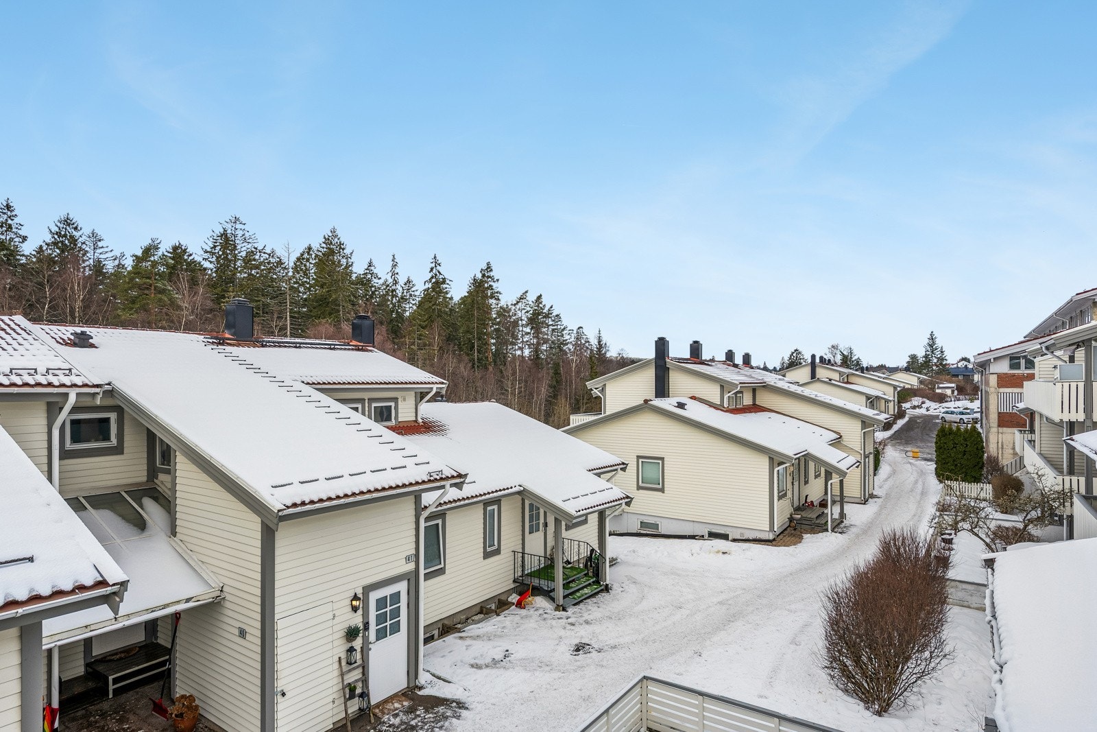 Utsikt fra balkong mot nærområde. Galleribilde