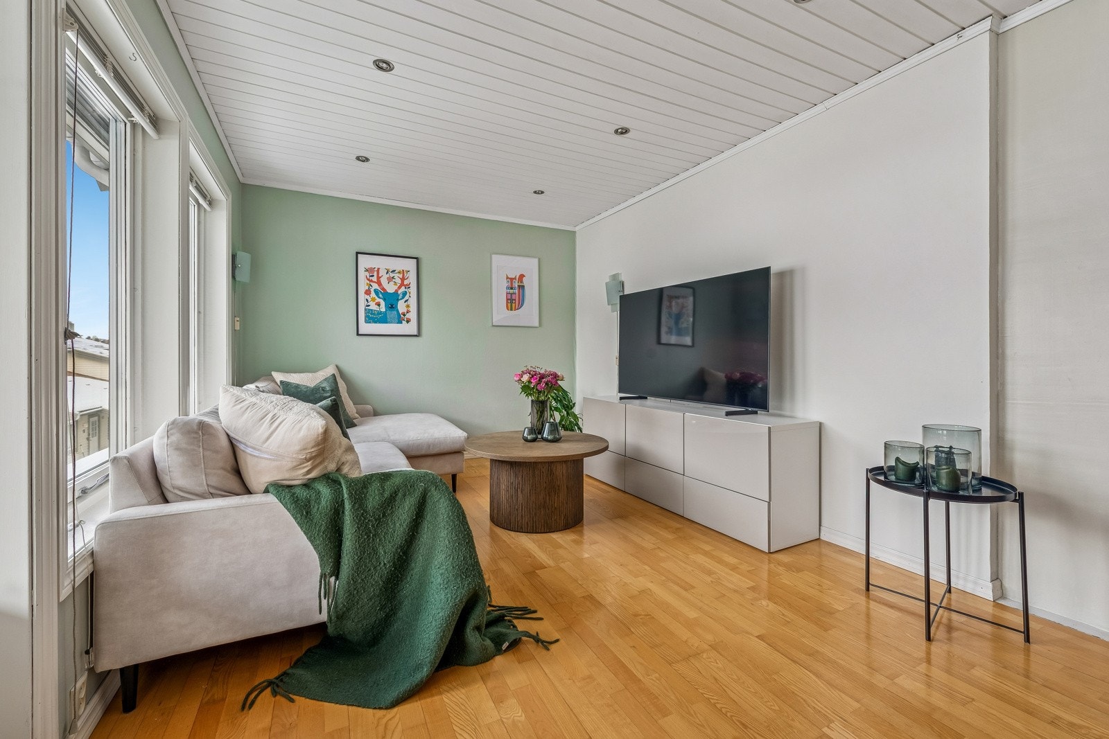 Her har du plass til både sofa, stuebord og mediemøbler. Downlights i himling. Galleribilde
