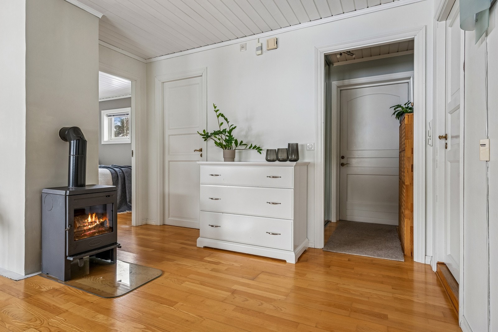 Stue med vedovn som gir en lun og god atmosfære. Galleribilde