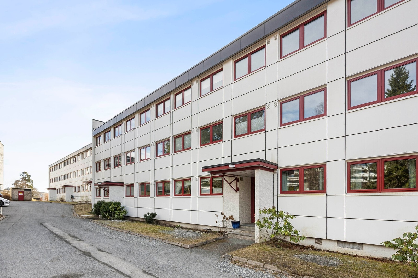 Leiligheten ligger høyt i terrenget og selv om leiligheten ligger i fjerde etasje, er det kun to trapper opp fra inngangspartiet til leiligheten. Galleribilde