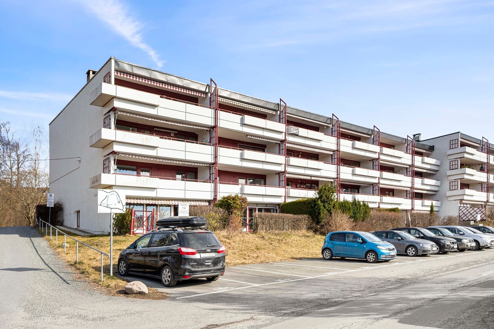 Veldrevet borettslag med fellesrom, gode parkeringsmuligheter og god vedlikeholdshistorikk. Galleribilde