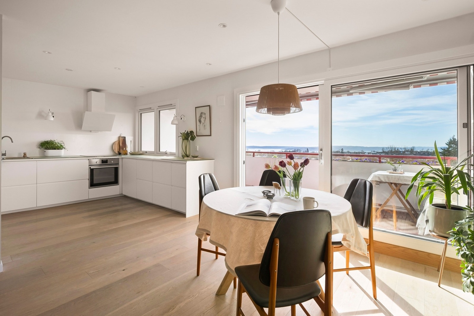 Kjøkkenet ligger i en åpen og sosial løsning med stuen - perfekt for sosiale sammenkomster. Galleribilde