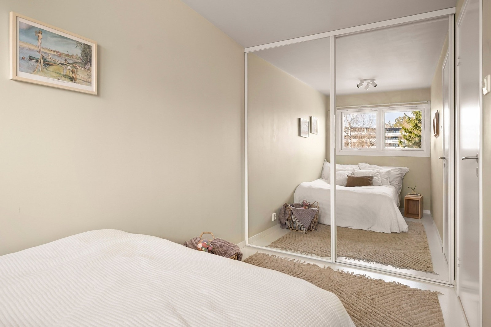 Det ene soverommet har en skyvedørsgarderobe med glassfronter som medfølger salget. Galleribilde