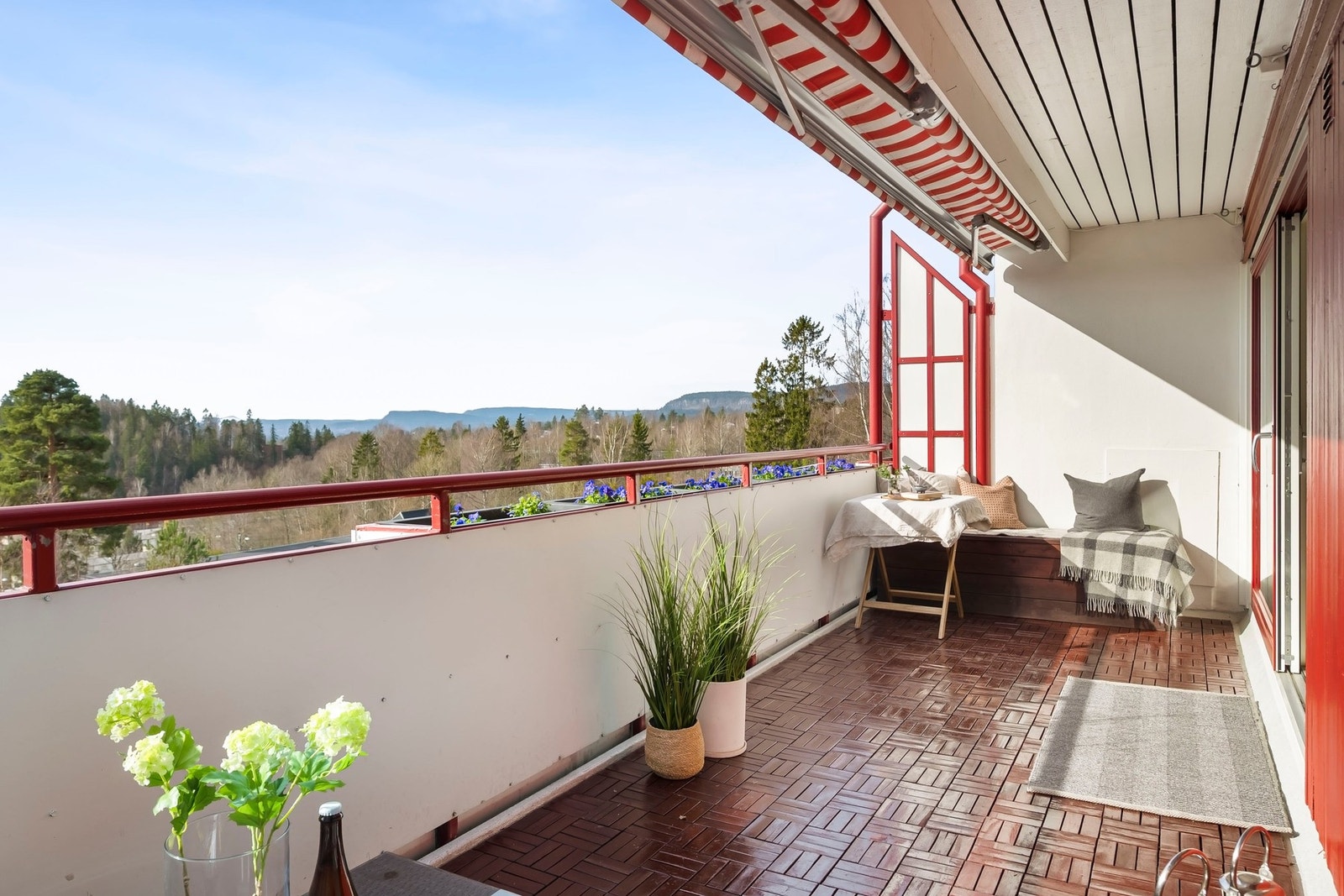 Balkongen er sørvendt og byr også på gode solforhold med sol fra kl. 08.00 til kl. 19.00 på sommerstid. Galleribilde