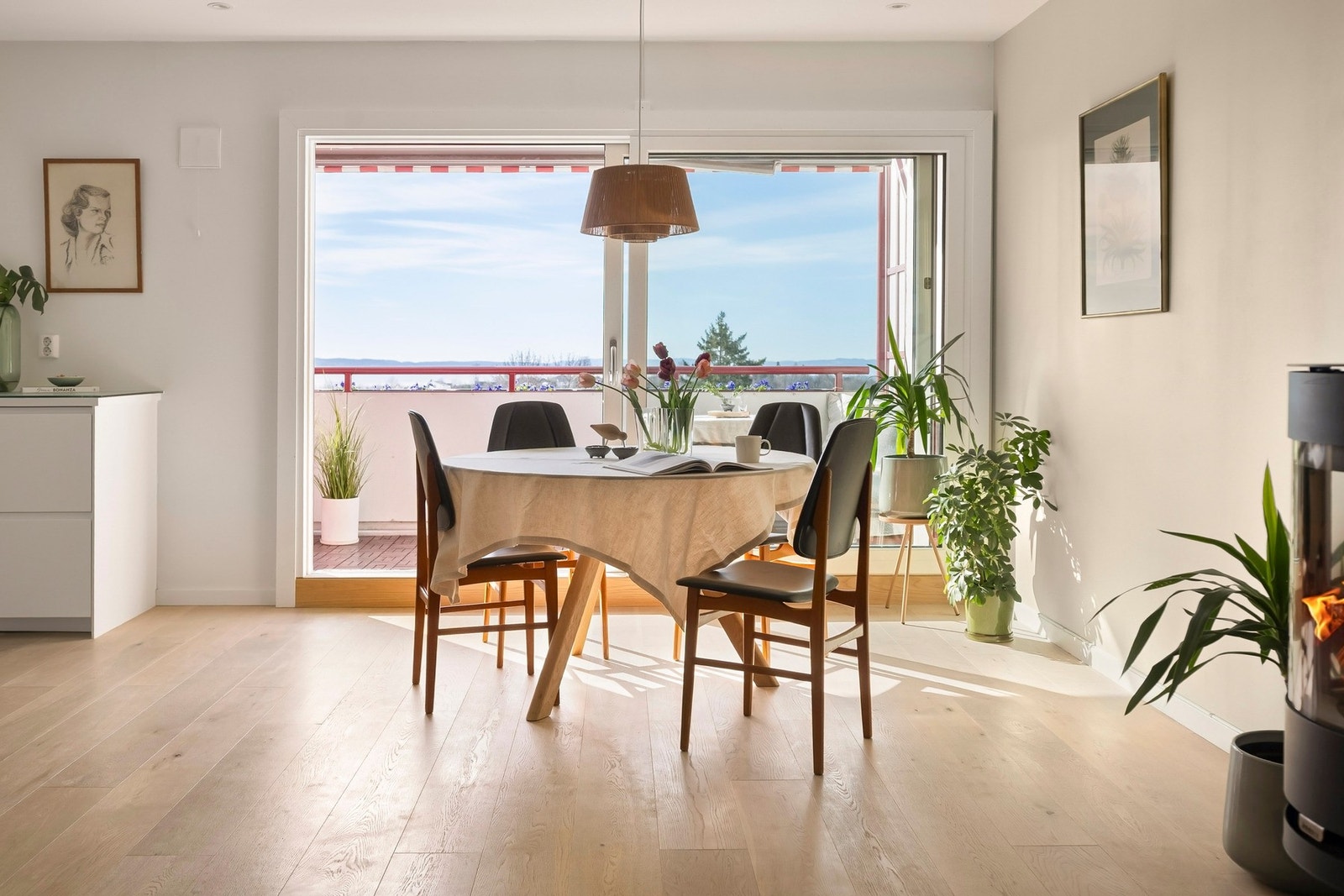 Stuen har god utforming med naturlig plass til en spisegruppe, sofa og TV med tilhørende møblement. Galleribilde