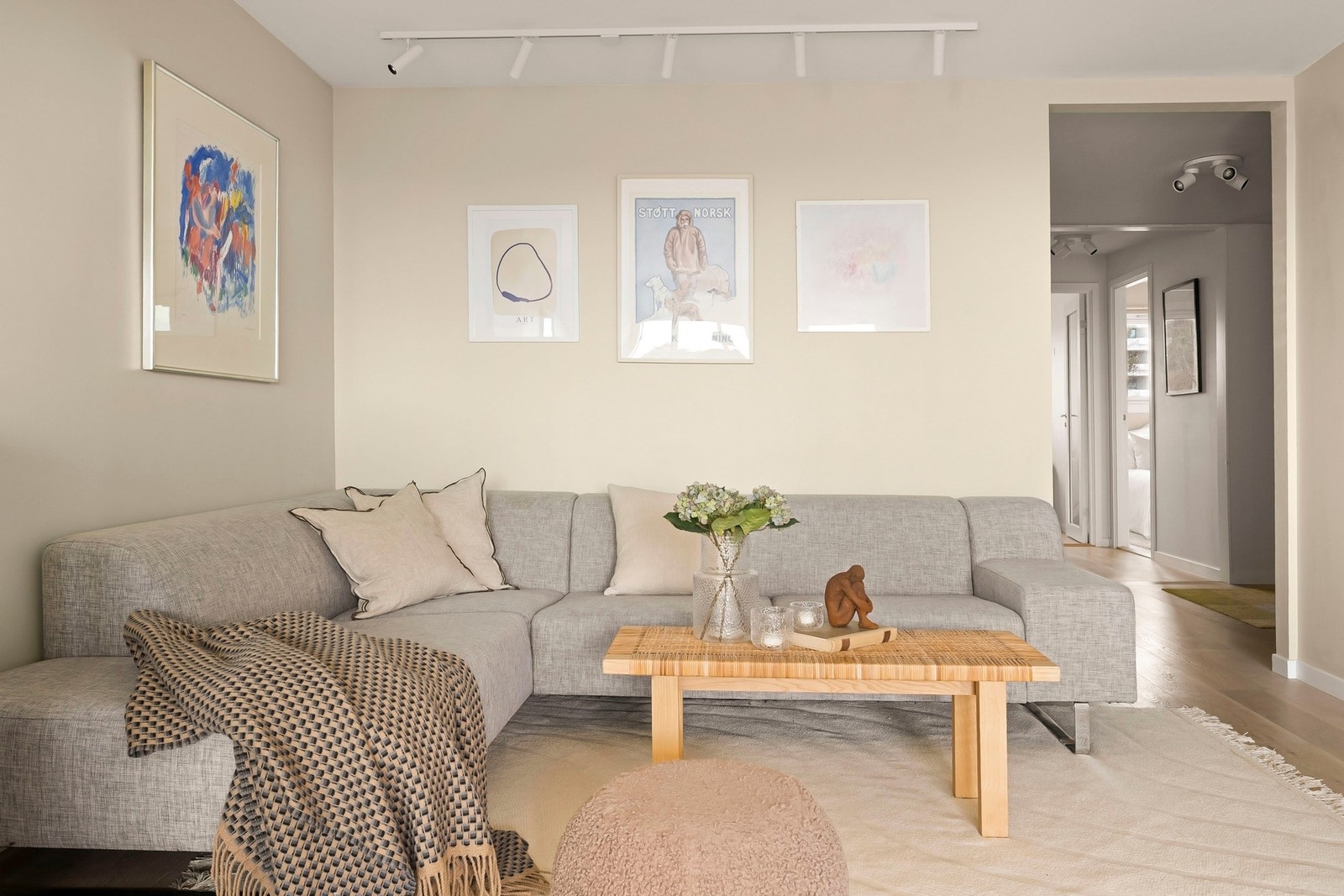 Stuen har god utforming med naturlig plass til en spisegruppe, sofa og TV med tilhørende møblement. Galleribilde