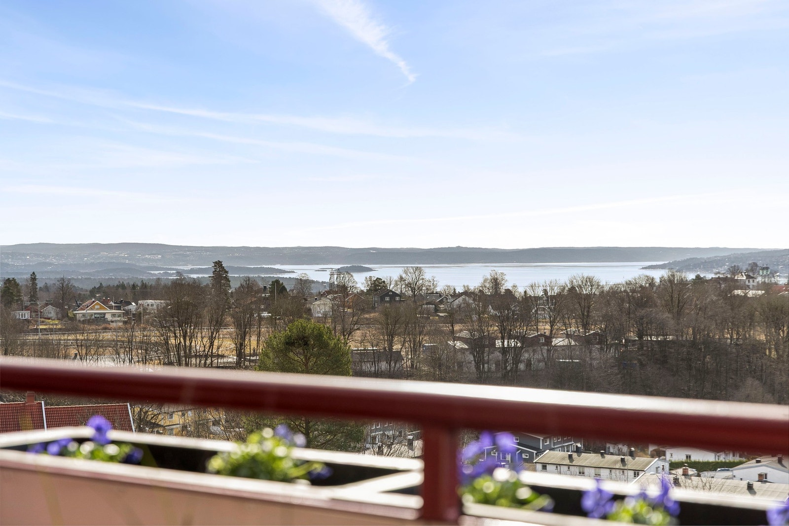 Dette er en lys og tiltalende 4-roms toppleilighet som ligger høyt og fritt til med vidstrakt utsikt mot Oslofjorden, og har en populær beliggenhet på Østerås/Eiksmarka. Galleribilde