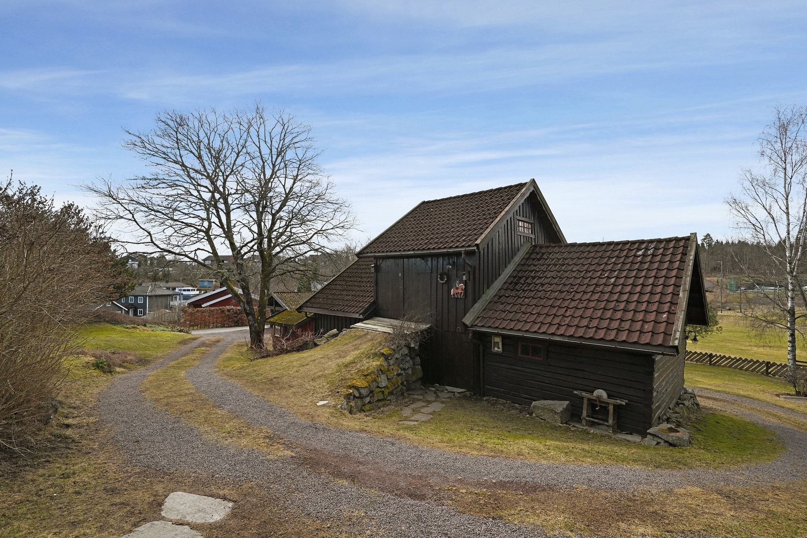 Låve fra 1800-tallet - her er det plass for dyrehold og det er i tillegg godt med lagringsplass Galleribilde