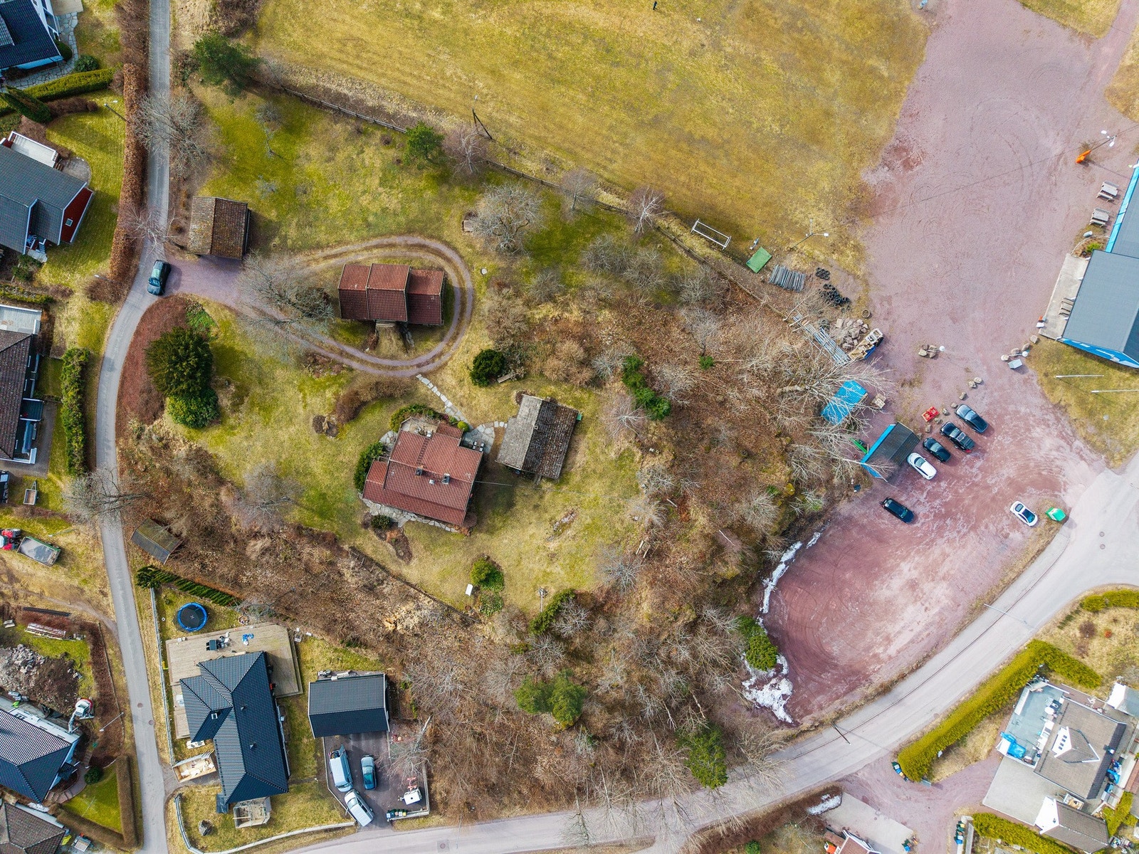 Dronefoto av Reirveien 4 A - ikke så mange eiendommer med egen "rundkjøring" Galleribilde