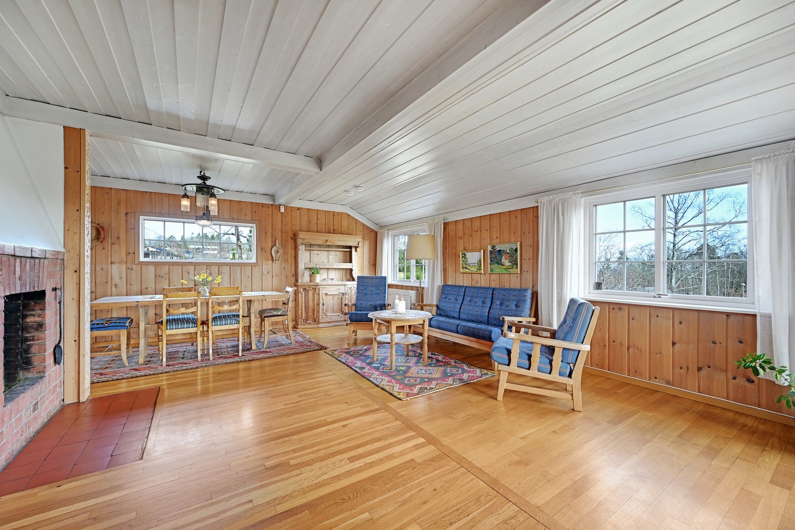 I den store stua er det god plass for flere sofaer, godstoler og spisestue Galleribilde