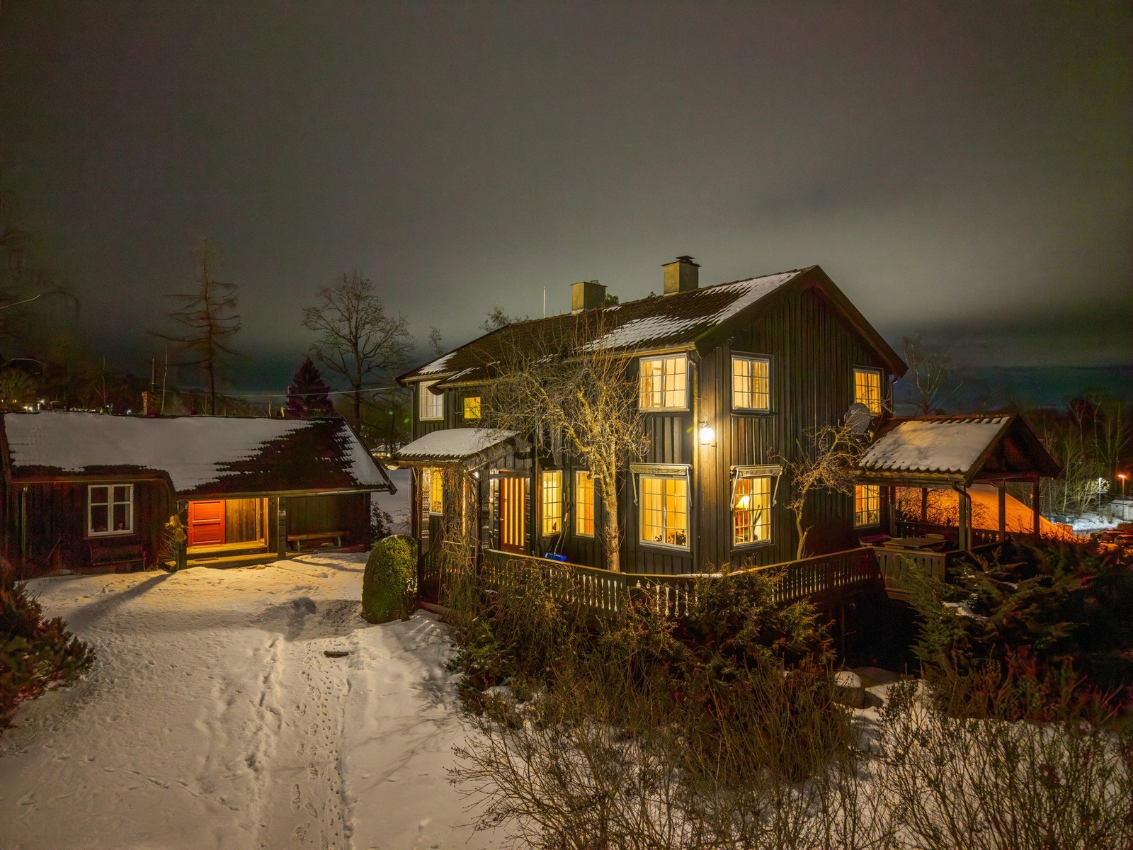 Hovedhuset og anneks i vinterdrakt Galleribilde