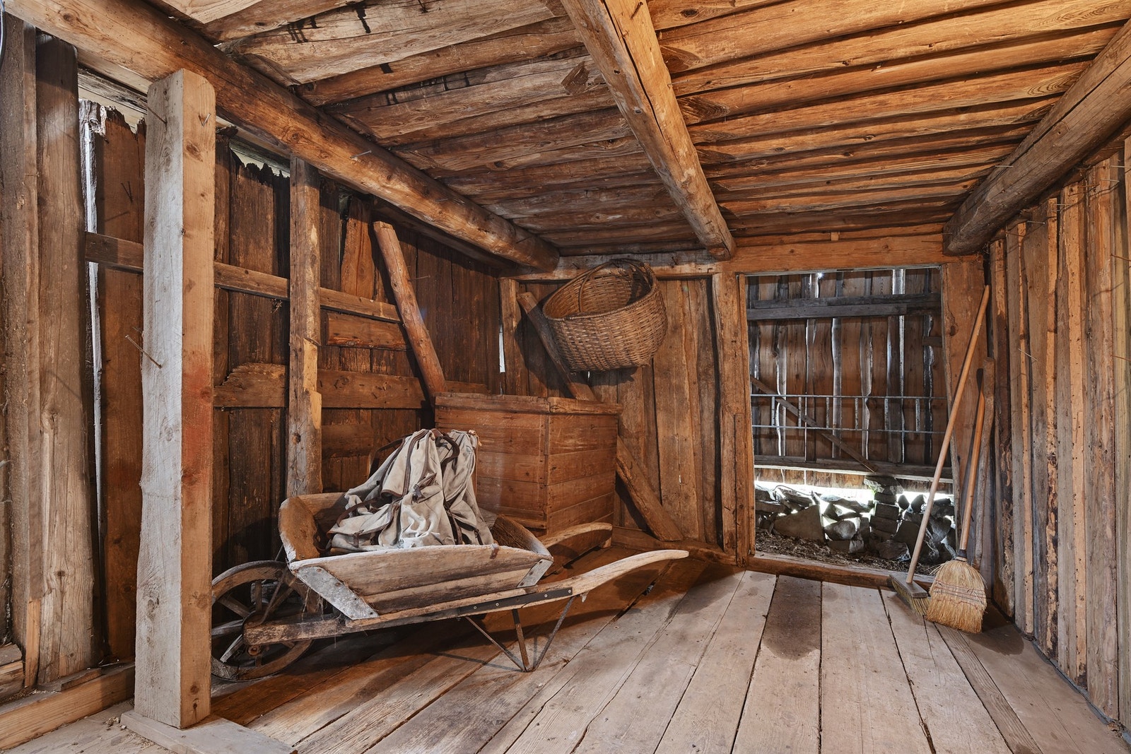 Her er det god plass for både trillebår og annet som er kjekt å ha til en 6 mål stor tomt... Galleribilde