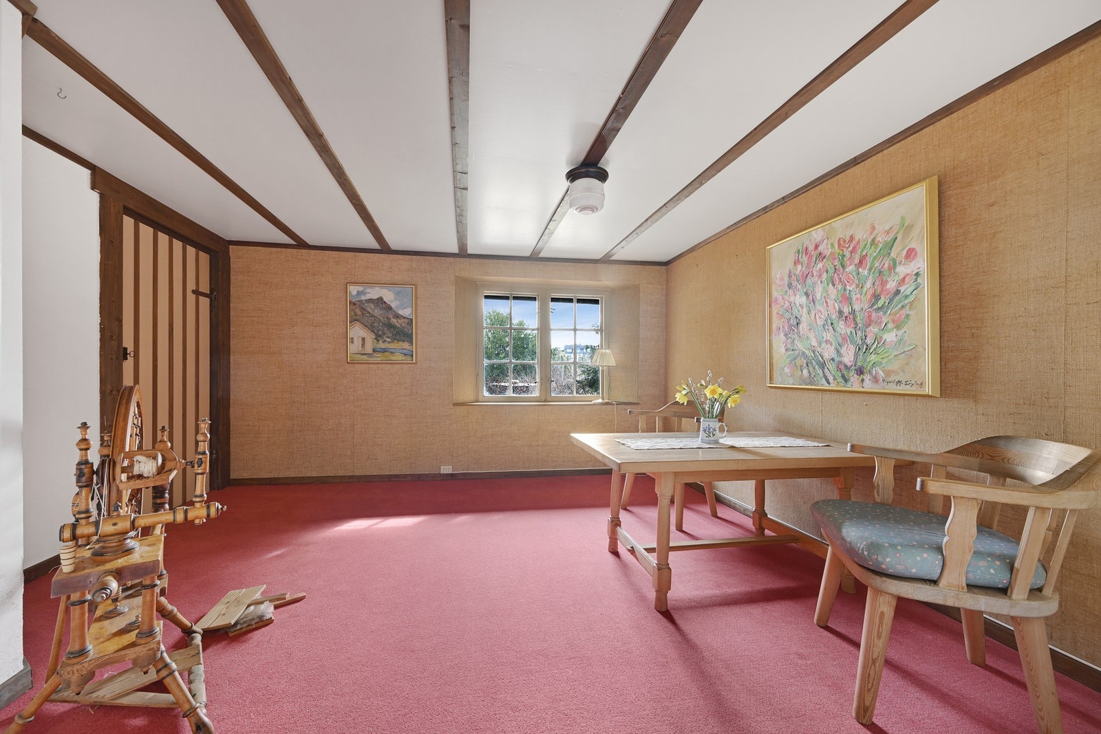 En innholdsrik kjeller med kjellerstue og masse lagringsplass Galleribilde