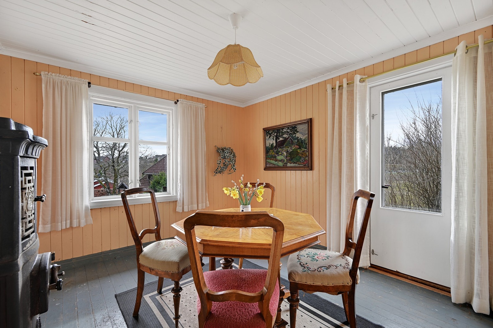 Her er det ett innredet rom - kan bli både hjemmekontor, lekerom eller gjesterom Galleribilde
