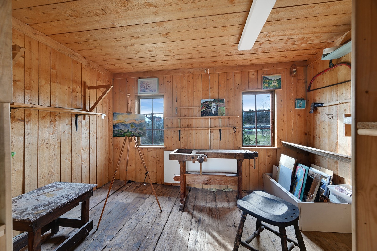 I loftsetasjen på låven er det et fint rom som kan være atelier, hobbyrom e.l. Galleribilde