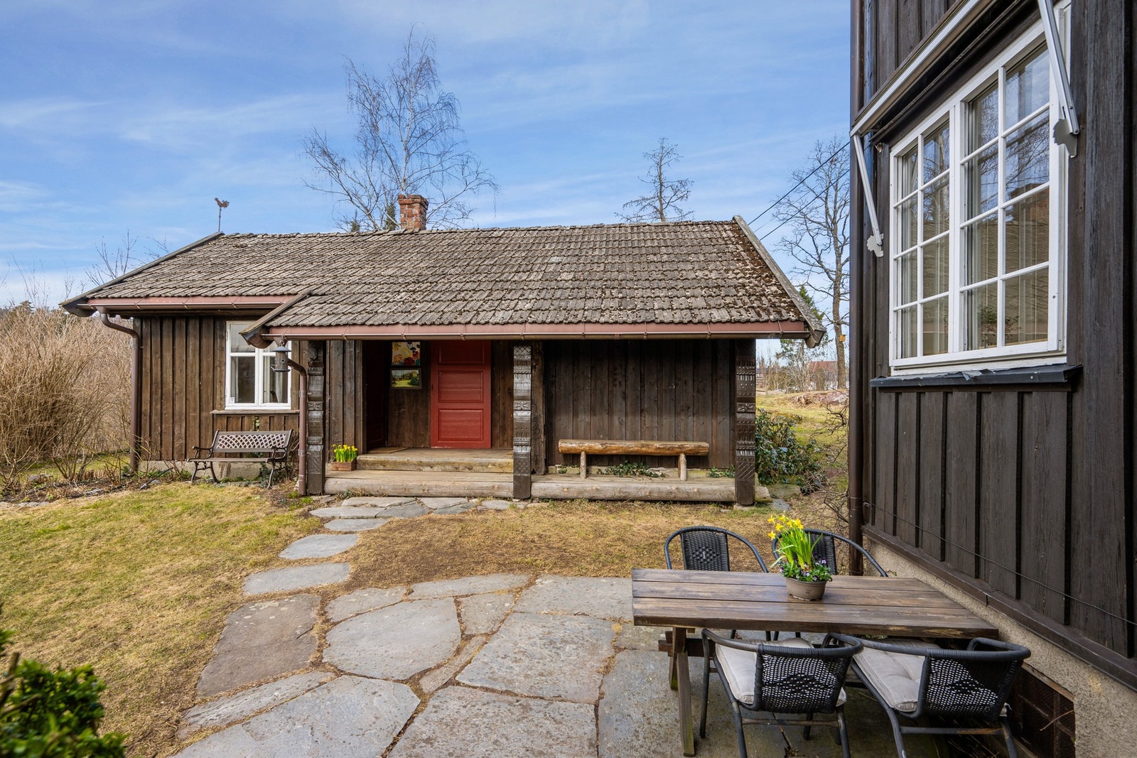 Solrike og lune uteplasser både ved hovedhuset og sidebygningen Galleribilde
