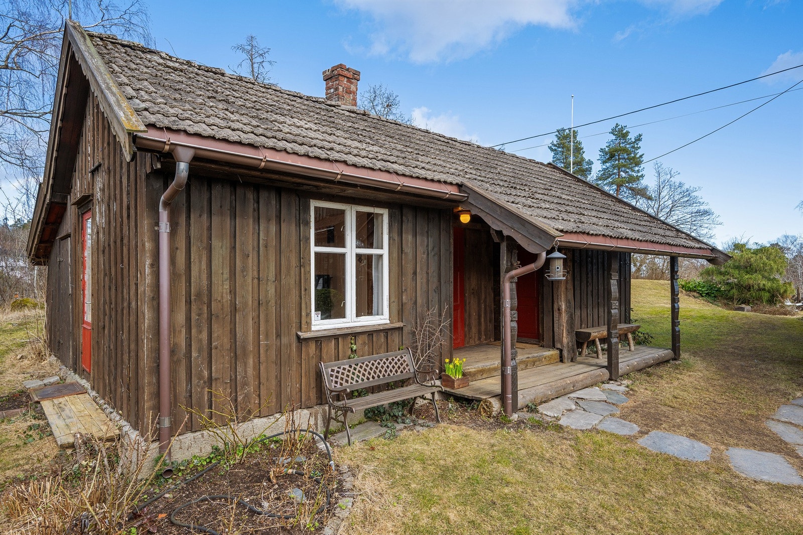 Eget anneks/sidebygning med ett innredet rom, stor bod med vindu og lagringsplass Galleribilde