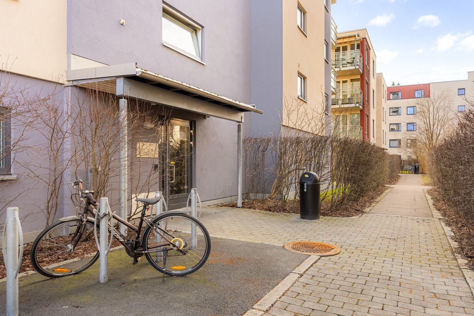 Fellesområdene er pent opparbeidet med asfalterte veier, lekeplass, sittegrupper og hyggelige grøntområder. Galleribilde