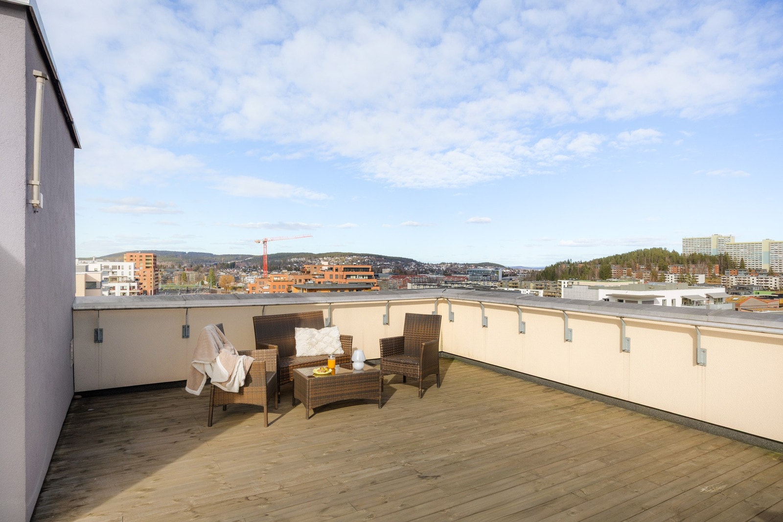 Borettslaget har en fantastisk felles takterrasse med gode solforhold og fine oppholdssoner. Galleribilde