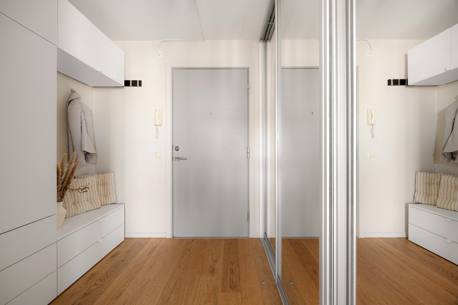 Her er det god plass til å henge fra seg yttertøy og sette fra seg sko, og en skyvedørsgarderobe med speilfronter gir både praktisk oppbevaring og en luftig romfølelse. Galleribilde