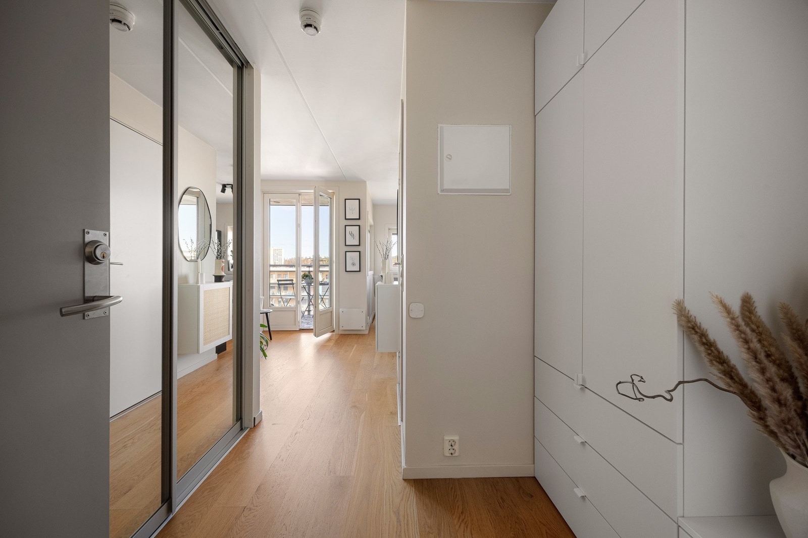 Velkommen inn! Entréen er romslig og gir et godt førsteinntrykk av boligen. Galleribilde