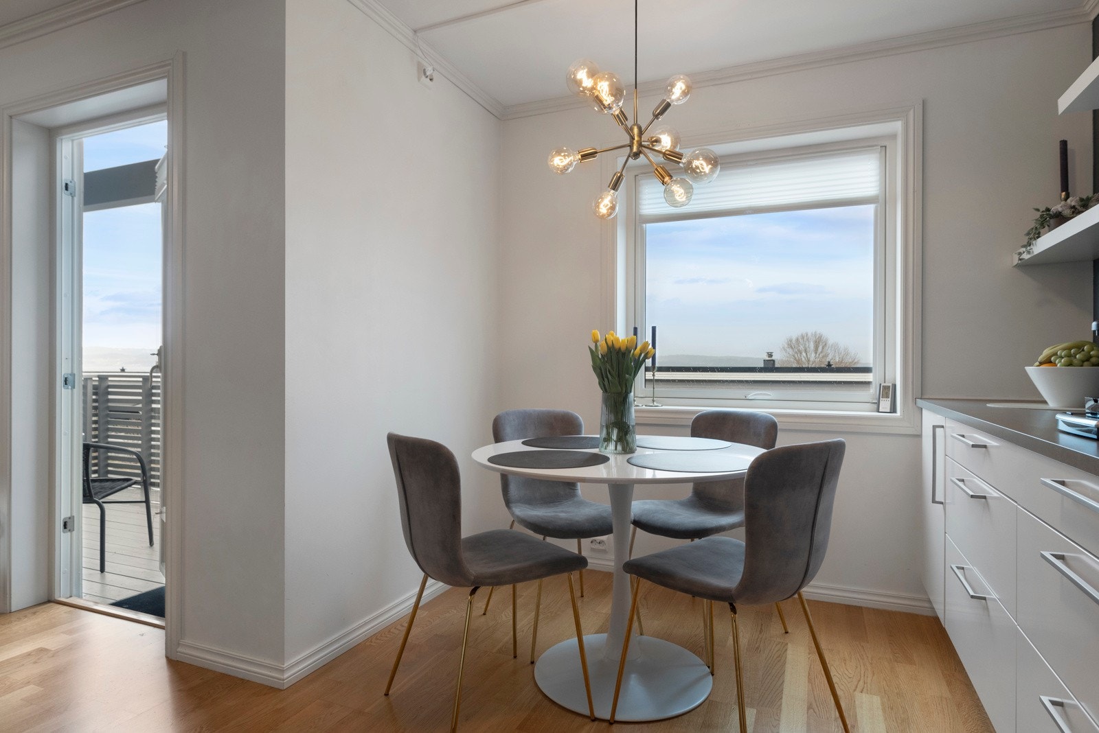 Plass for spisebord på kjøkken. Galleribilde