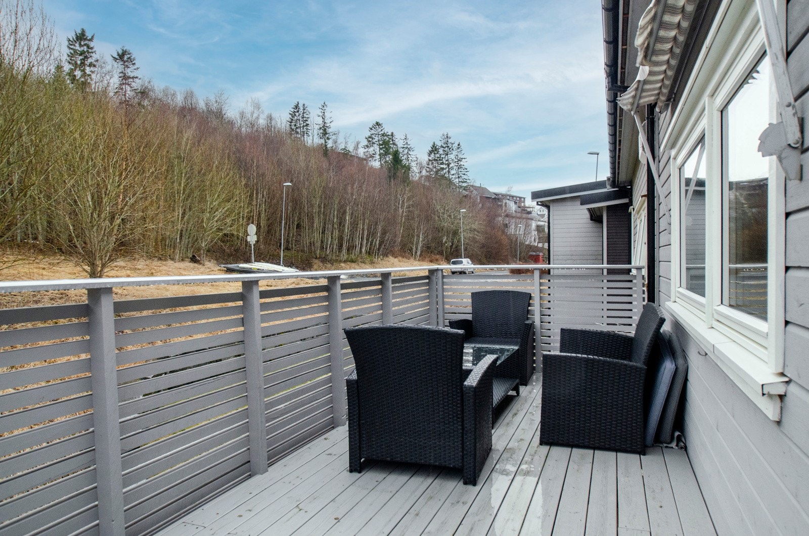 Utvidet veranda med sol fra tidlig formiddag til ettermiddag. Galleribilde
