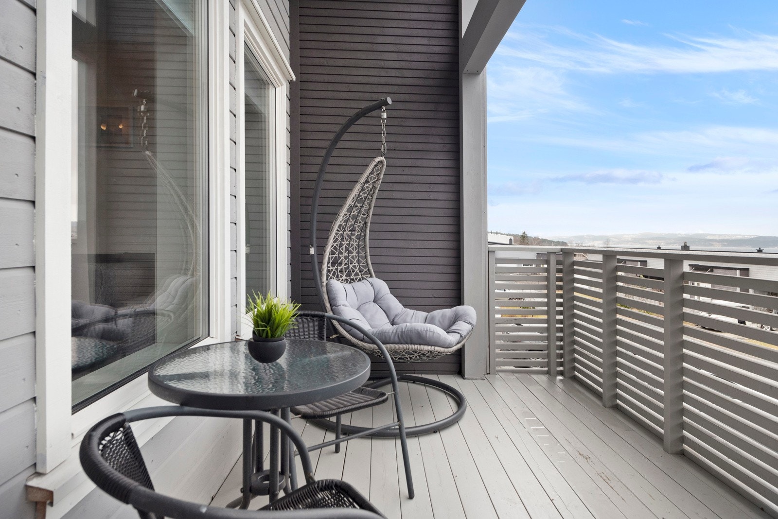 Veranda med sol fra ettermiddag til solnedgang. I tillegg har man veranda på baksiden. Galleribilde