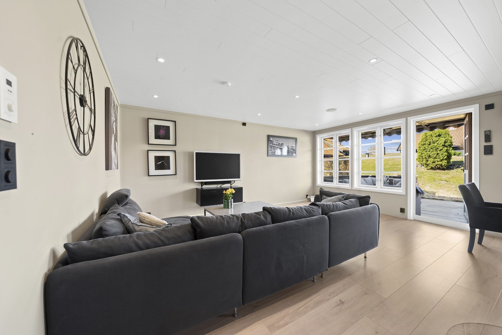 Lys og luftig stue med utgang til veranda.
Foto: A7 Media Galleribilde