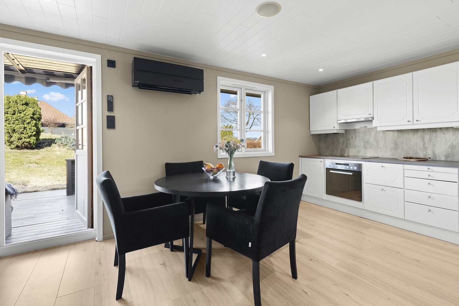 Åpen løsning mellom kjøkken og stue. Galleribilde