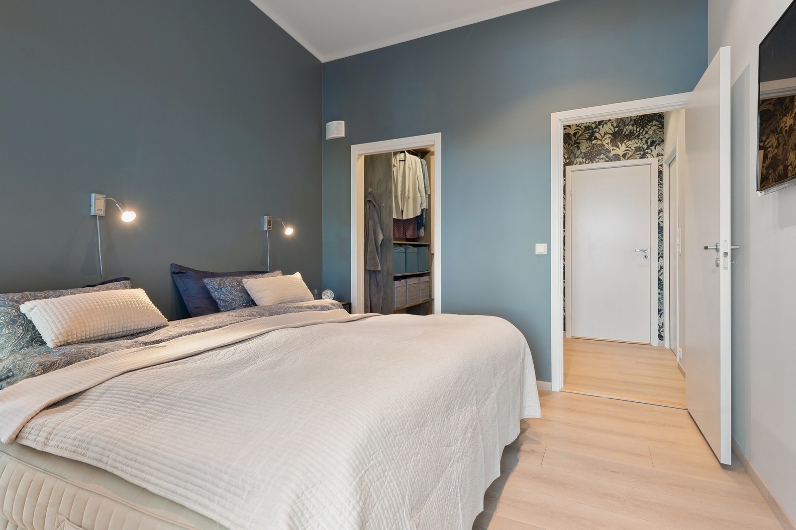 Walk-in closet med gode oppbevaringsmuligheter Galleribilde