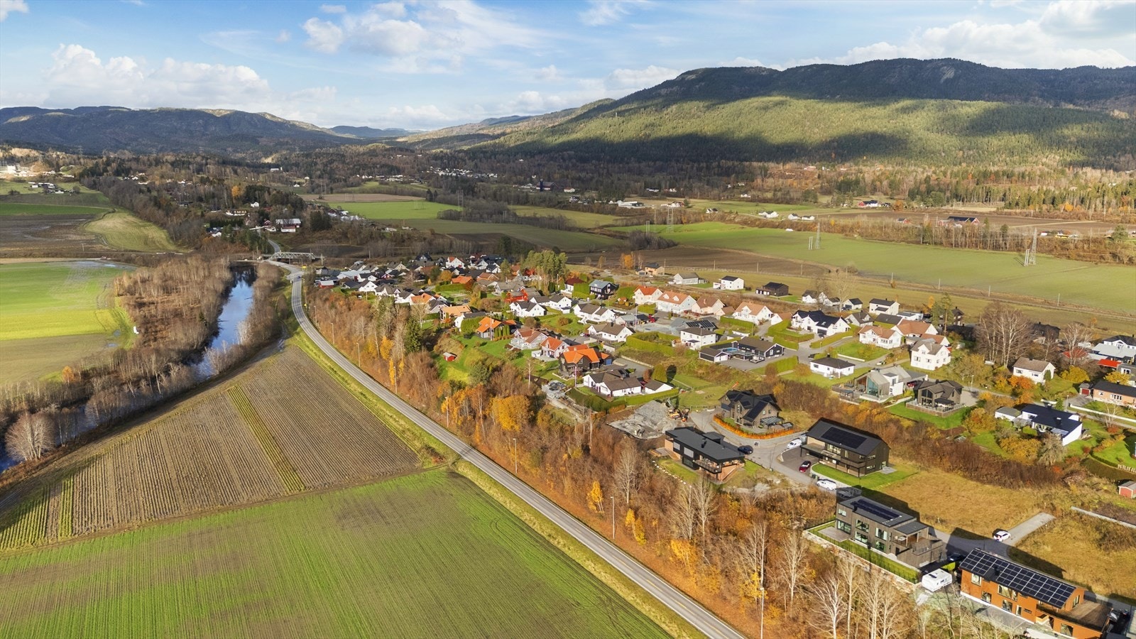 Området har flere fritidstilbud å by på som bla. flotte turområder, idrettsanlegg, ridemuligheter, skiløyper, golfbane og treningssenter Galleribilde