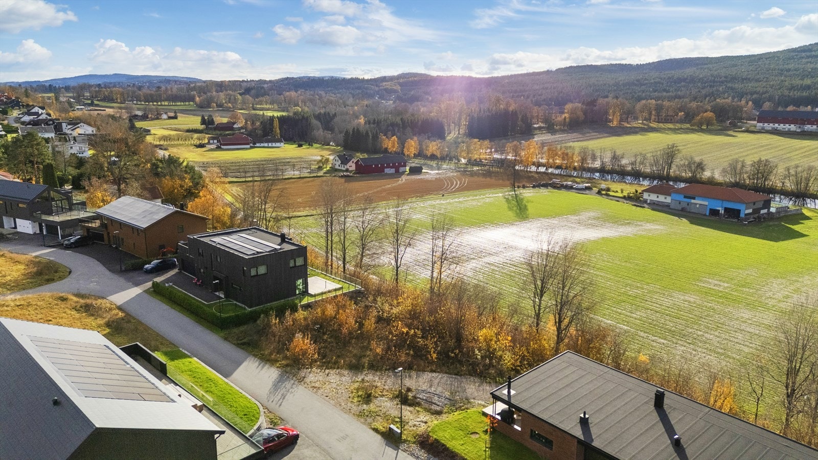 Det er gangavstand til Venstøp barneskole, barnehage, Fossum idrettsanlegg og bussforbindelser Galleribilde