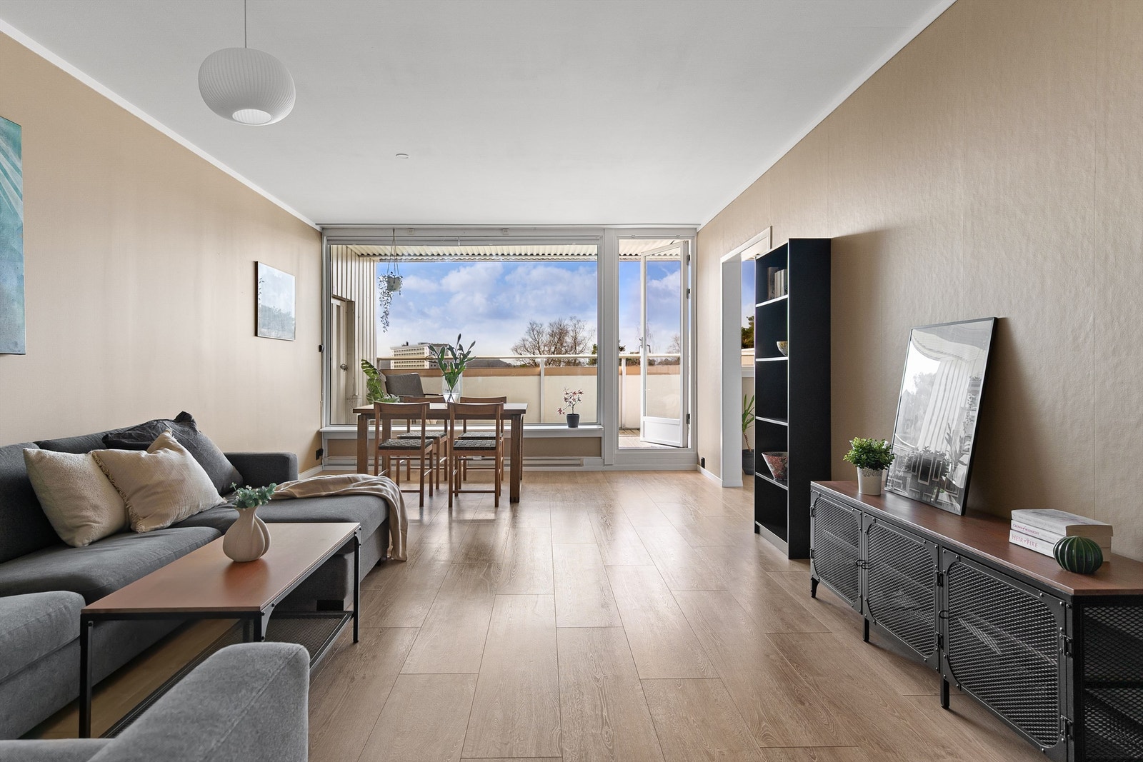 - Stuen fremstår meget moderne med nyere 1-stavs laminatgulv og vegger malt i en nydelig beige farge - Galleribilde