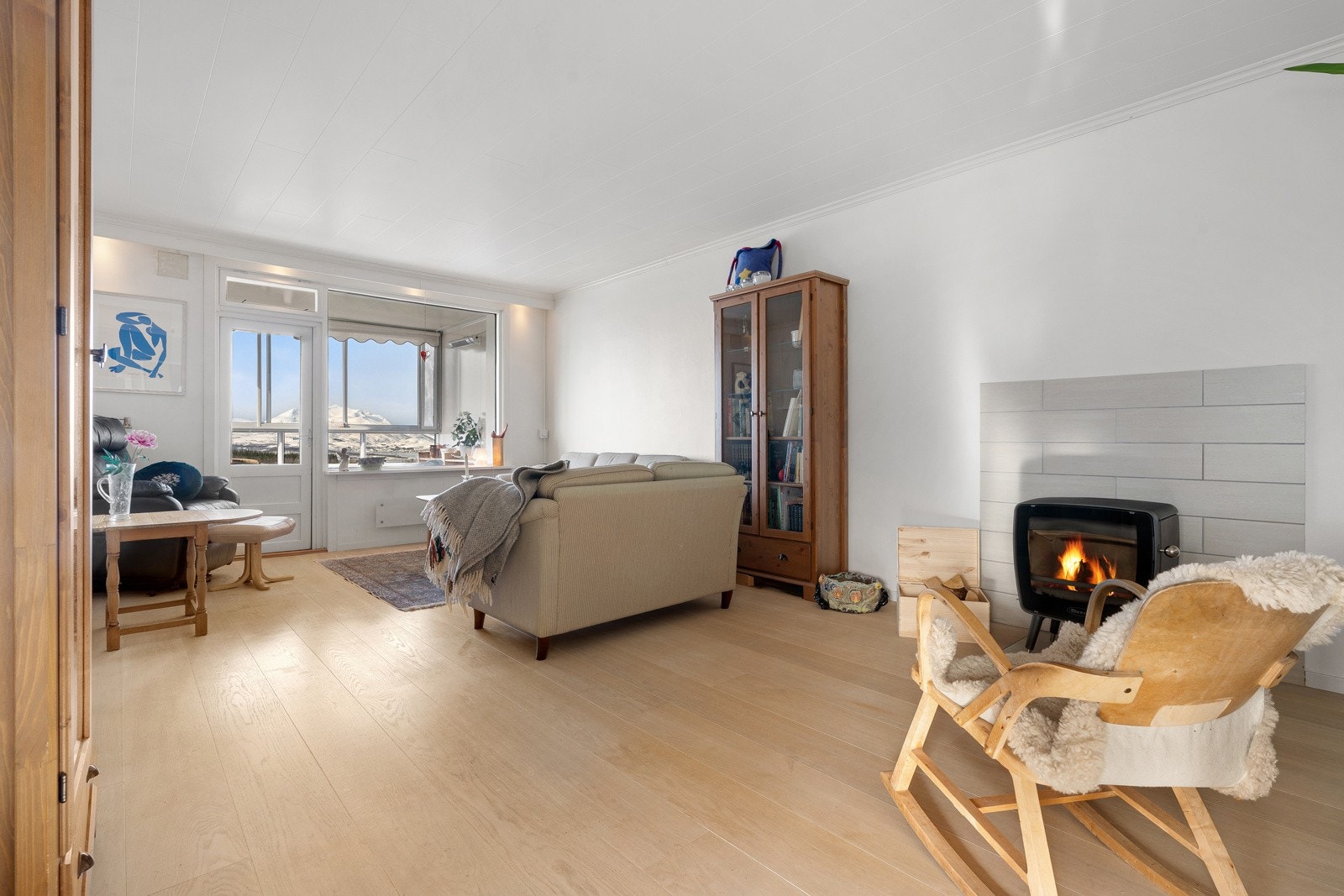 Det er montert vedfyring i stuen.