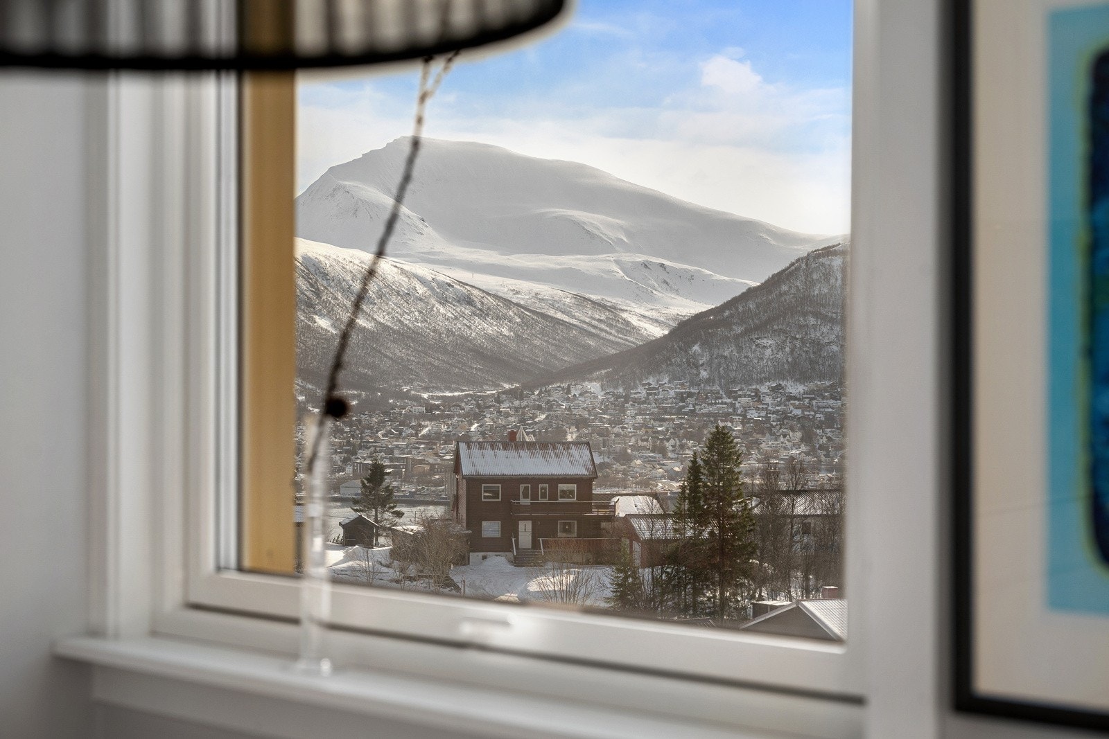 Utsikt mot fastlandet og majestetiske Tromsdalstinden.