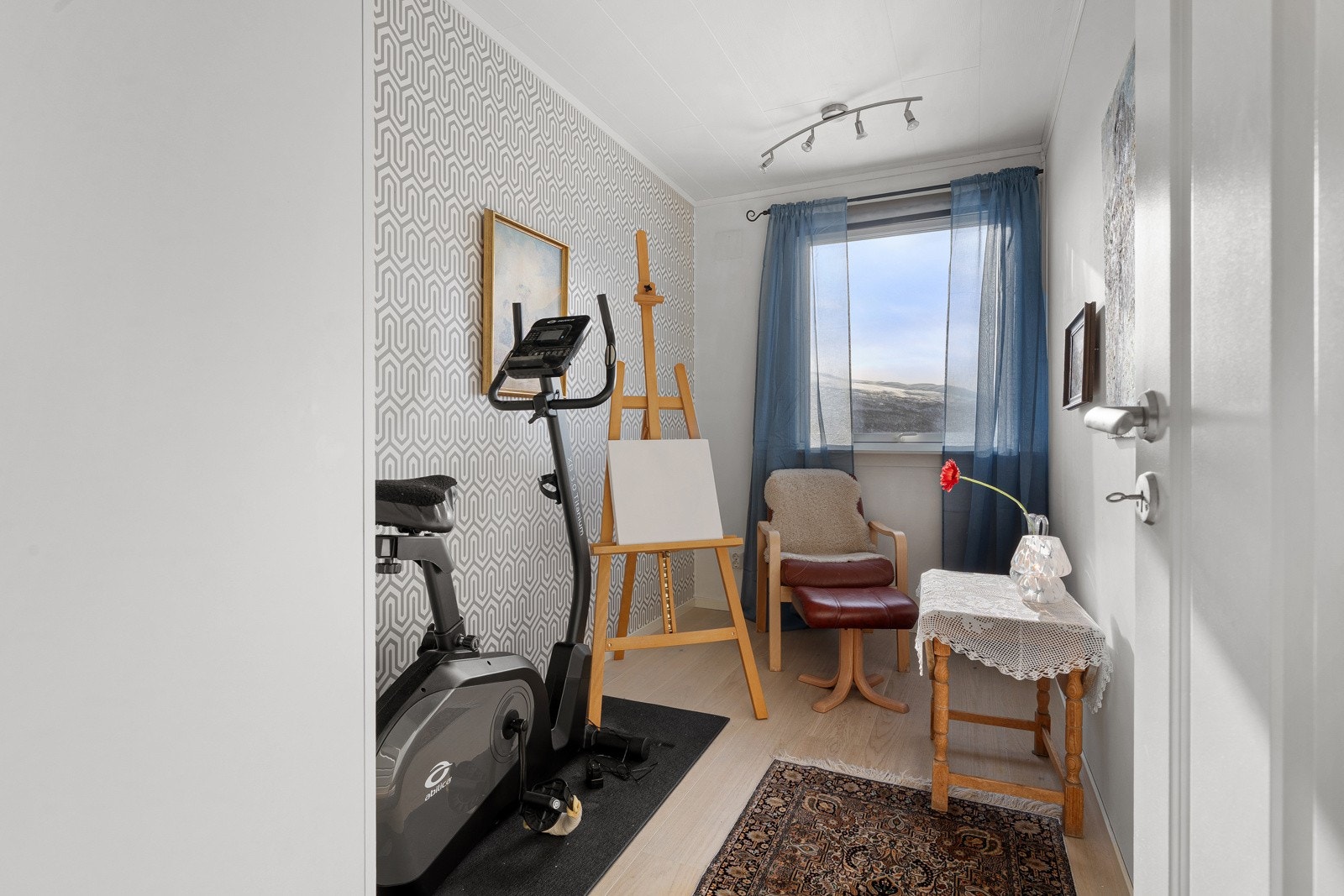 Soverom nr. 2 har flere bruksmuligheter og passer fint som barnerom, gjesterom eller f.eks. hjemmekontor - Alt etter behov!