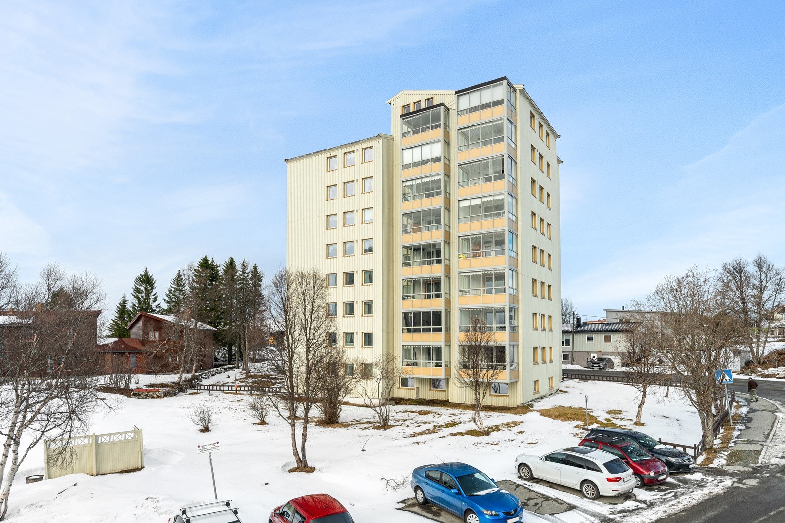 Fra blokken har du kort avstand til dagligvare, skole- og barnehage, og fantastiske turområder.