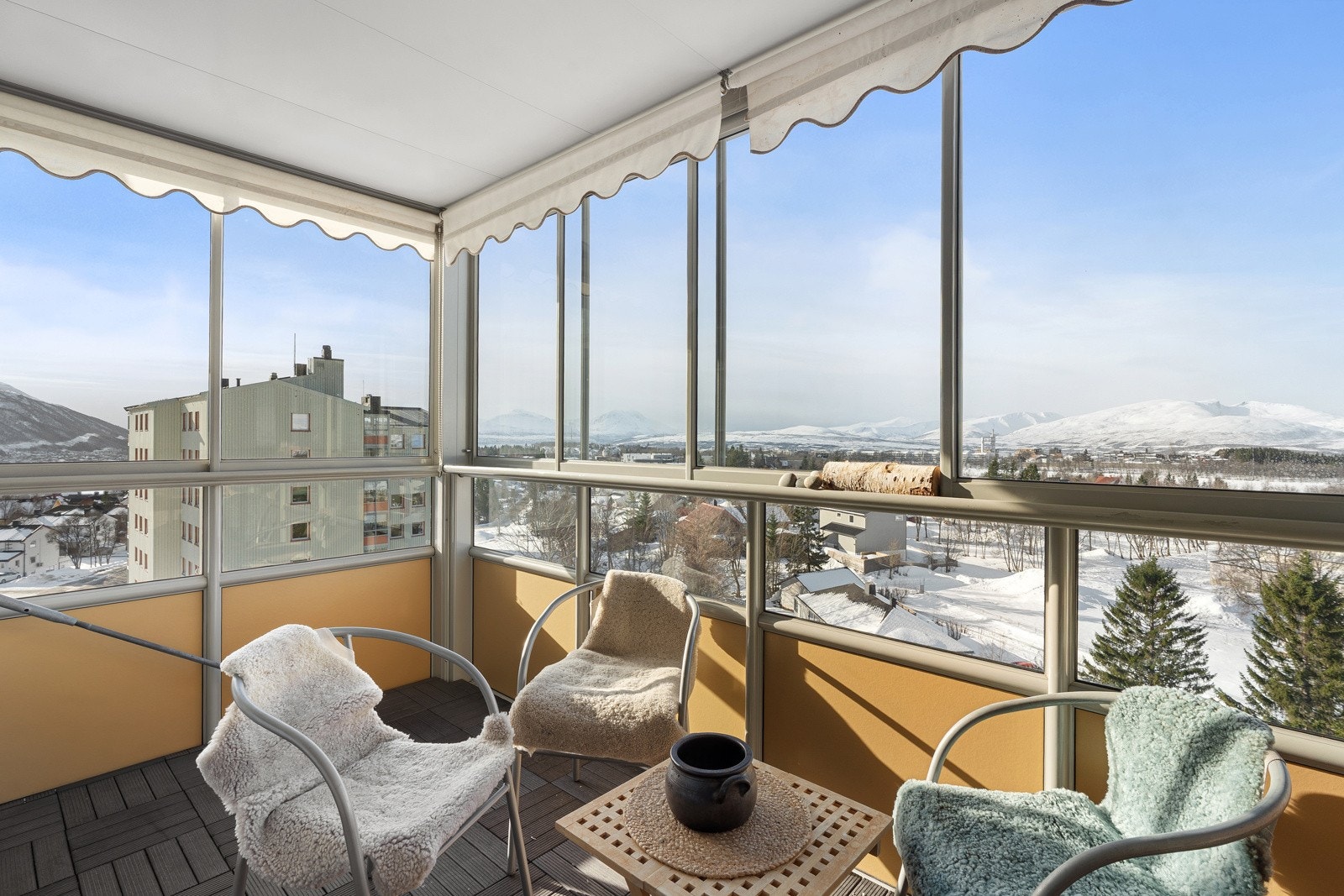 Her har du strålende solforhold - og balkongen kan fint benyttes som en forlengelse av stuen hele året.