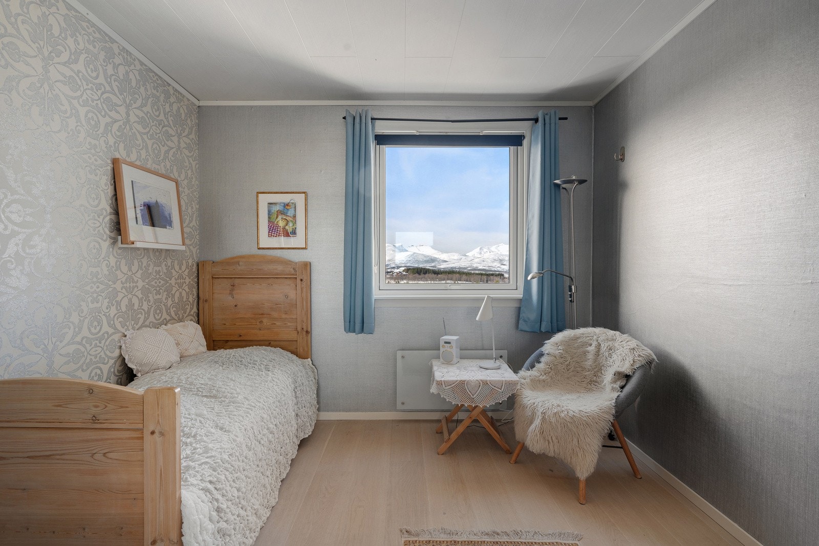 God plass til stor seng med tilhørende nattbord.