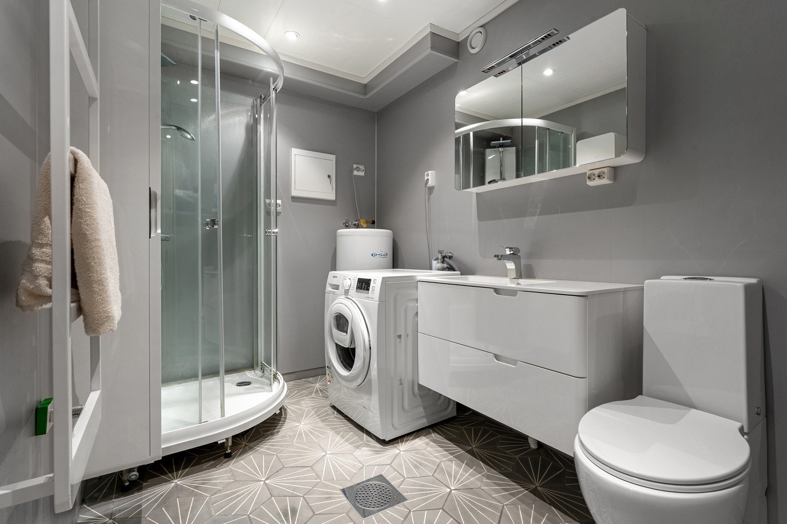 Badet er av god størrelse med plass for både dusjkabinett og vaskemaskin.