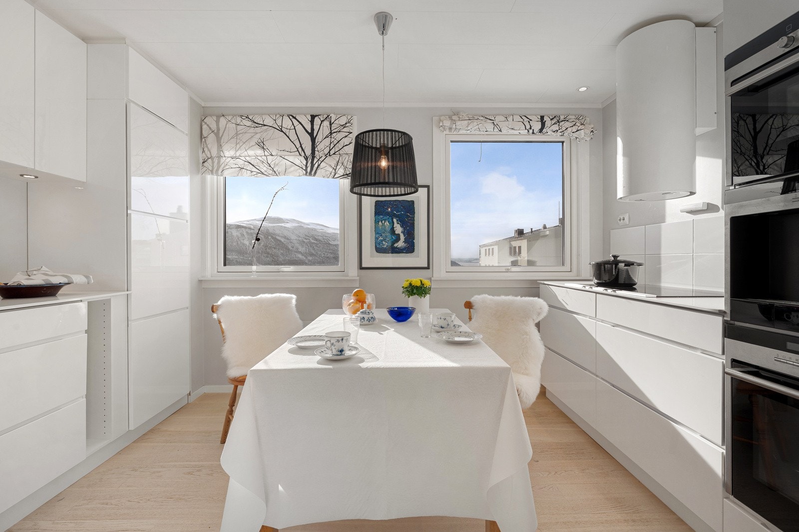 Kjøkkenet er av god størrelse med plass for kjøkkenbord av god størrelse.