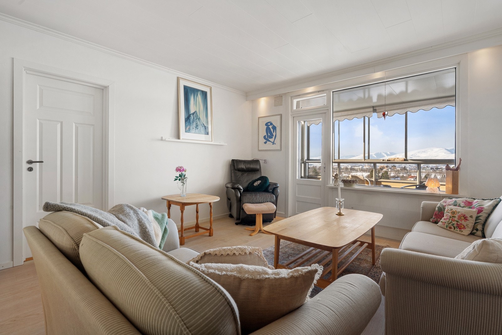 Leiligheten framstår lys og åpen med store vindusflater som sikrer både godt med lys og fantastisk utsikt!