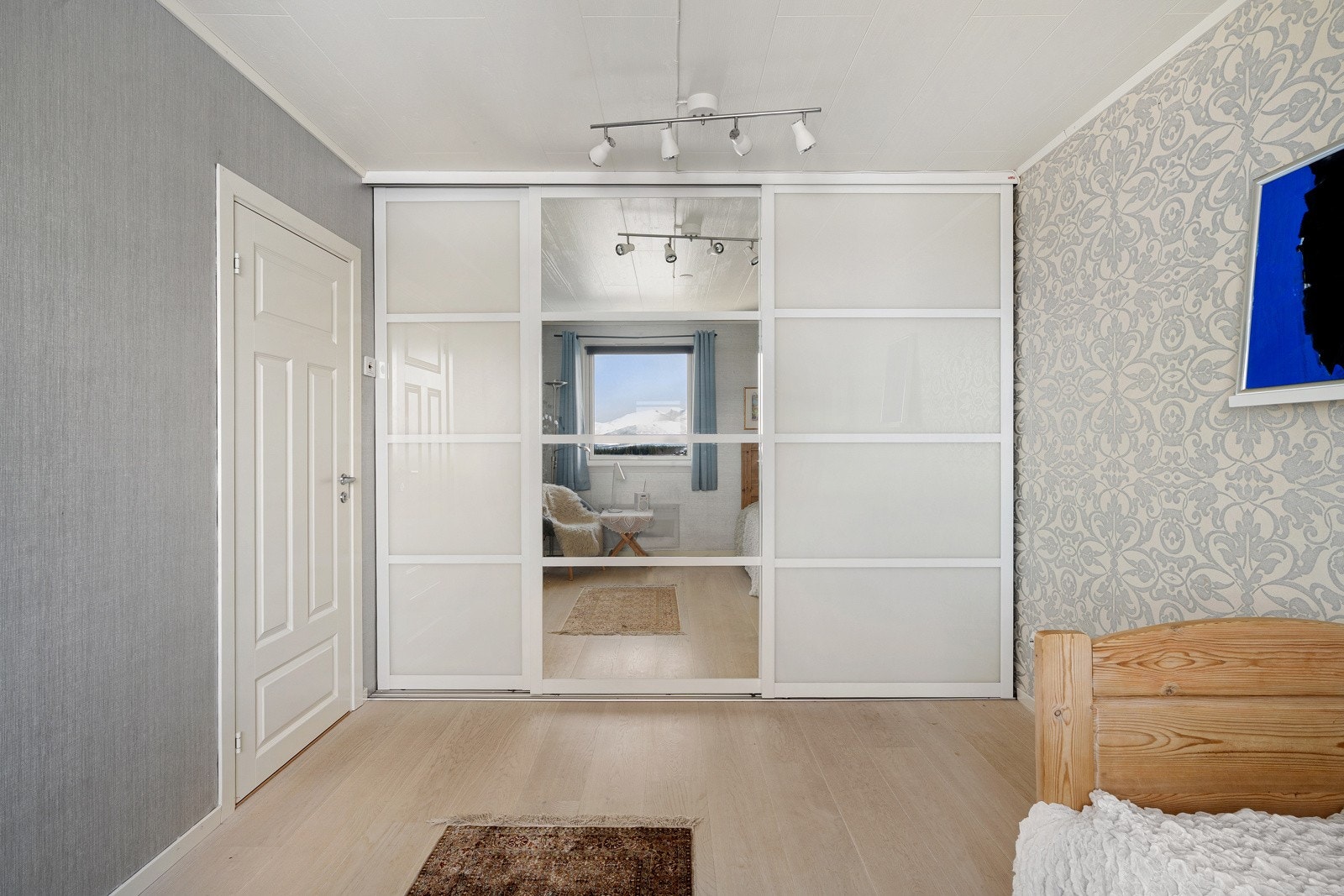 Godt med oppbevaringsplass til klærne i stor skyvedørsgarderobe.