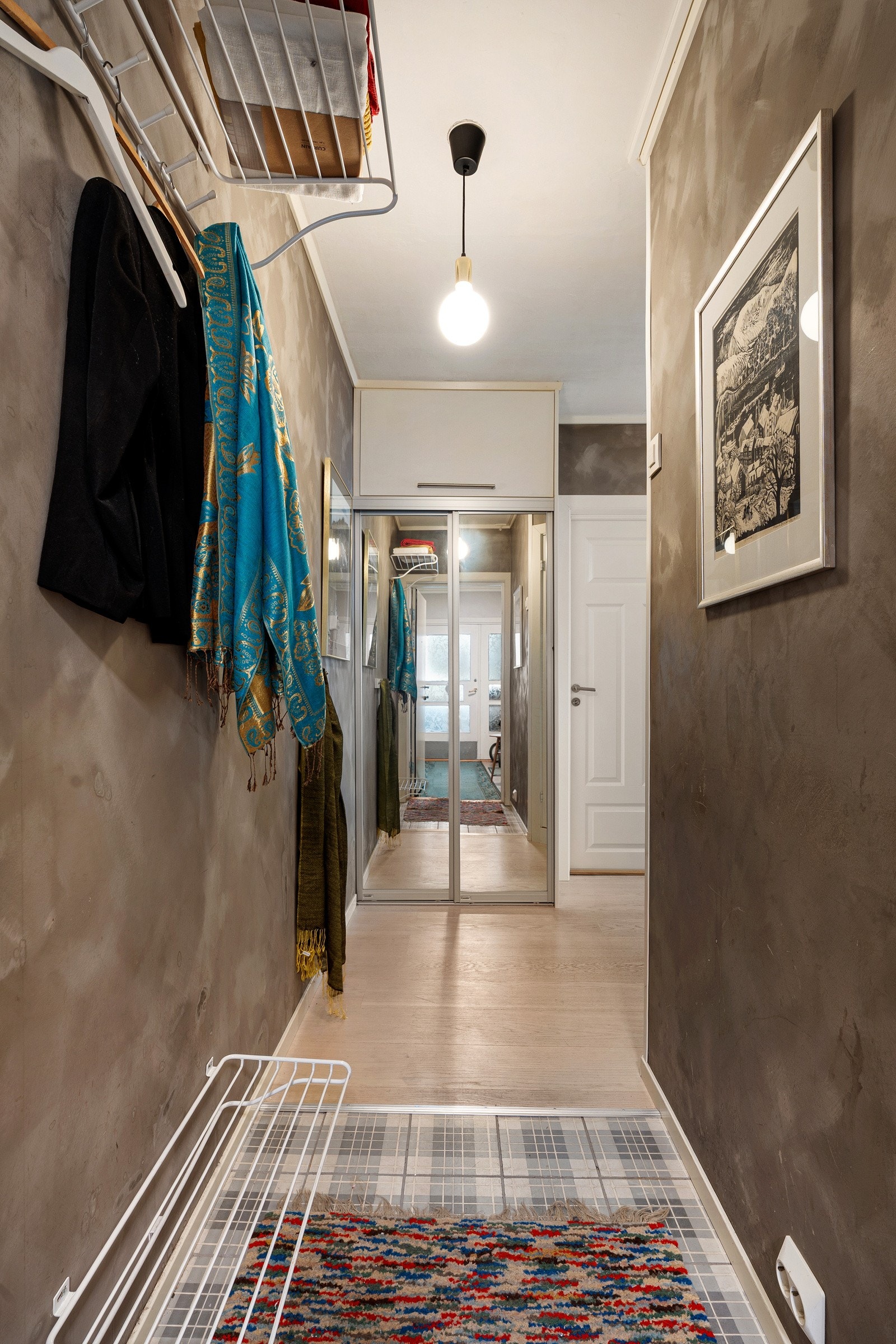 Hyggelig inngangsparti med plass for å henge fra seg yttertøyet.