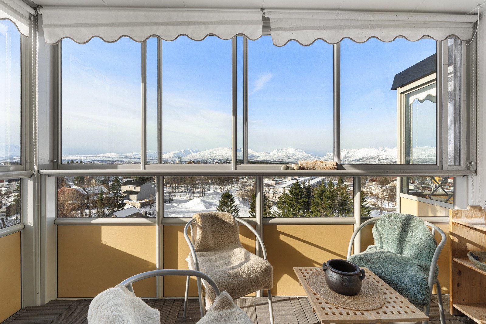 Fra stuen har du utgang til innglasset balkong med fantastisk utsikt fra toppetasjen!