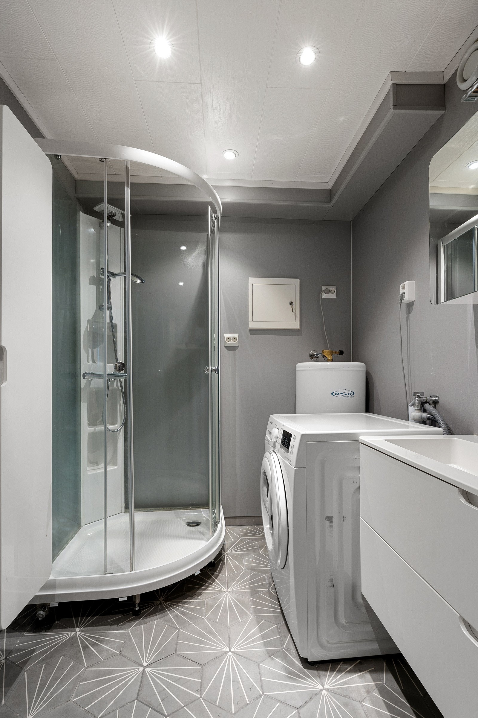 På badet har du også stor innredning som sikrer mye oppbevaringsplass og stort overspeilskap.