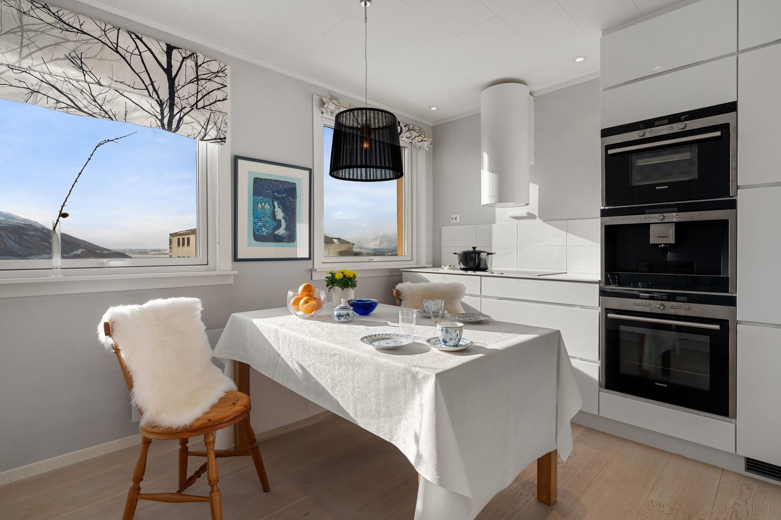 Også fra kjøkkenet kan du nyte den flotte utsikten.