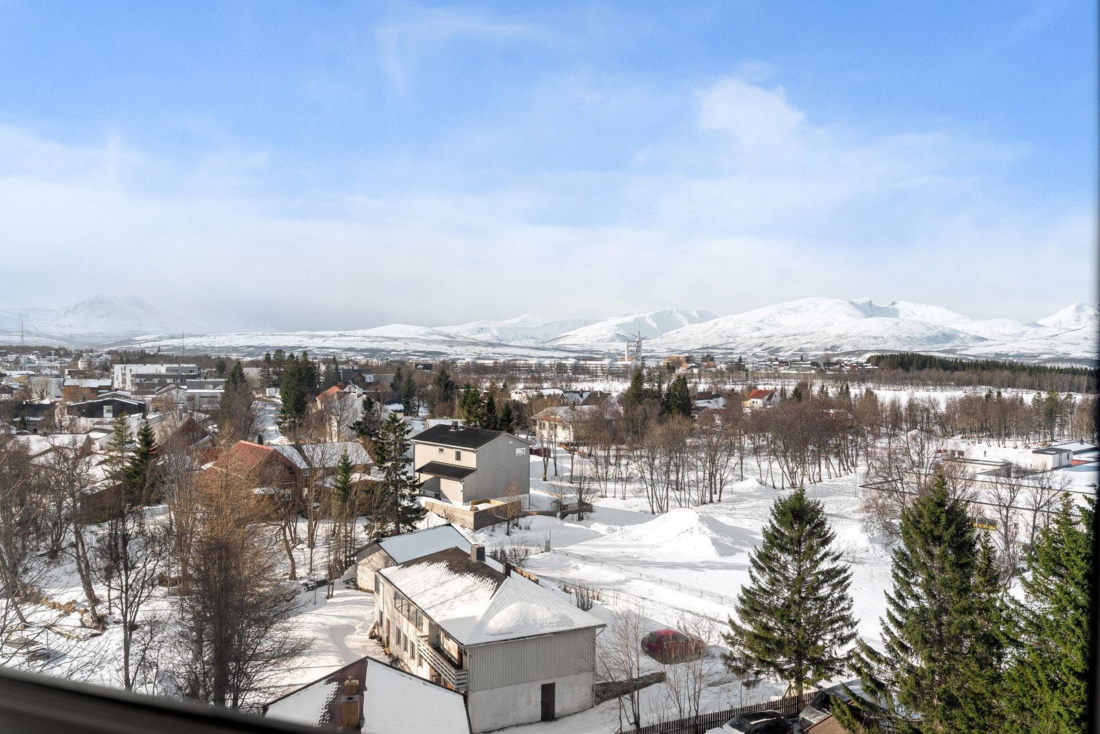 Fra blokken har du umiddelbar nærhet til Prestvannet og den populære lysløypa som strekker seg over store deler av Tromsøya!