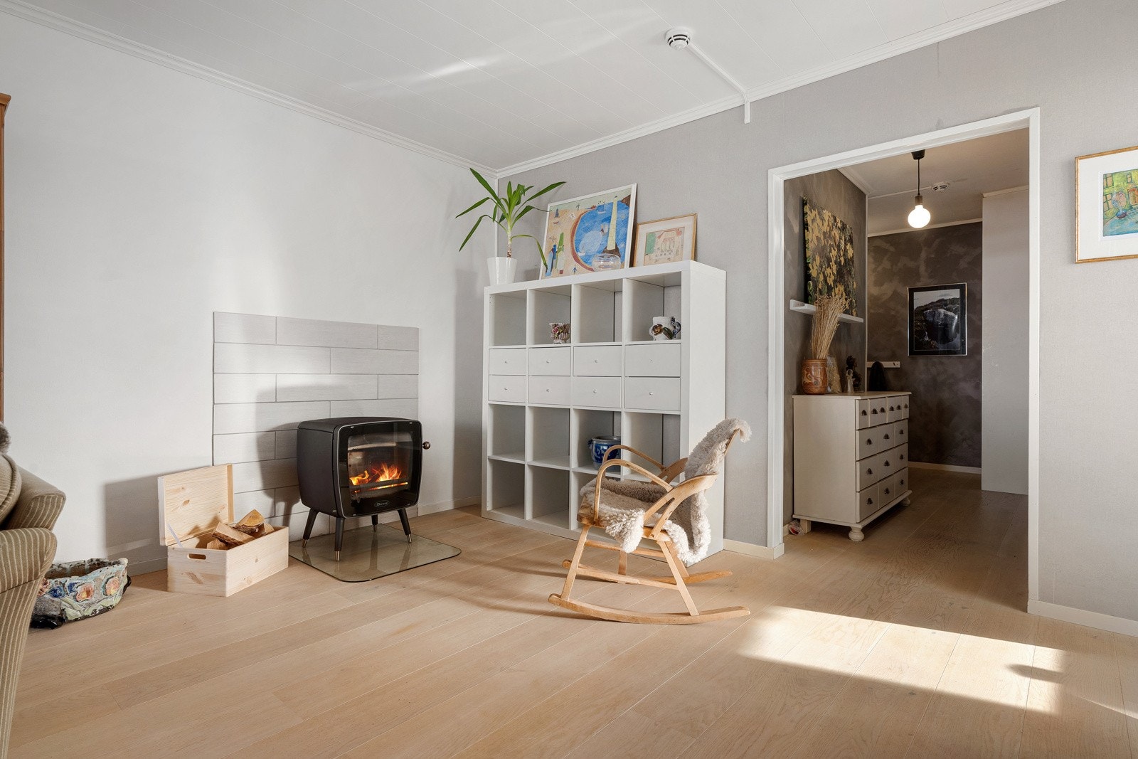 Vedfyringen sikrer en behagelig temperatur samt reduserte energikostnader.